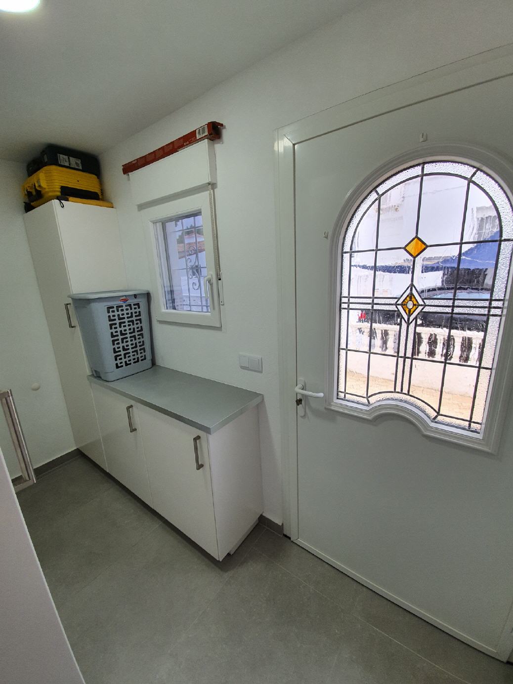 Waschmaschinenraum mit Schr&auml;nken