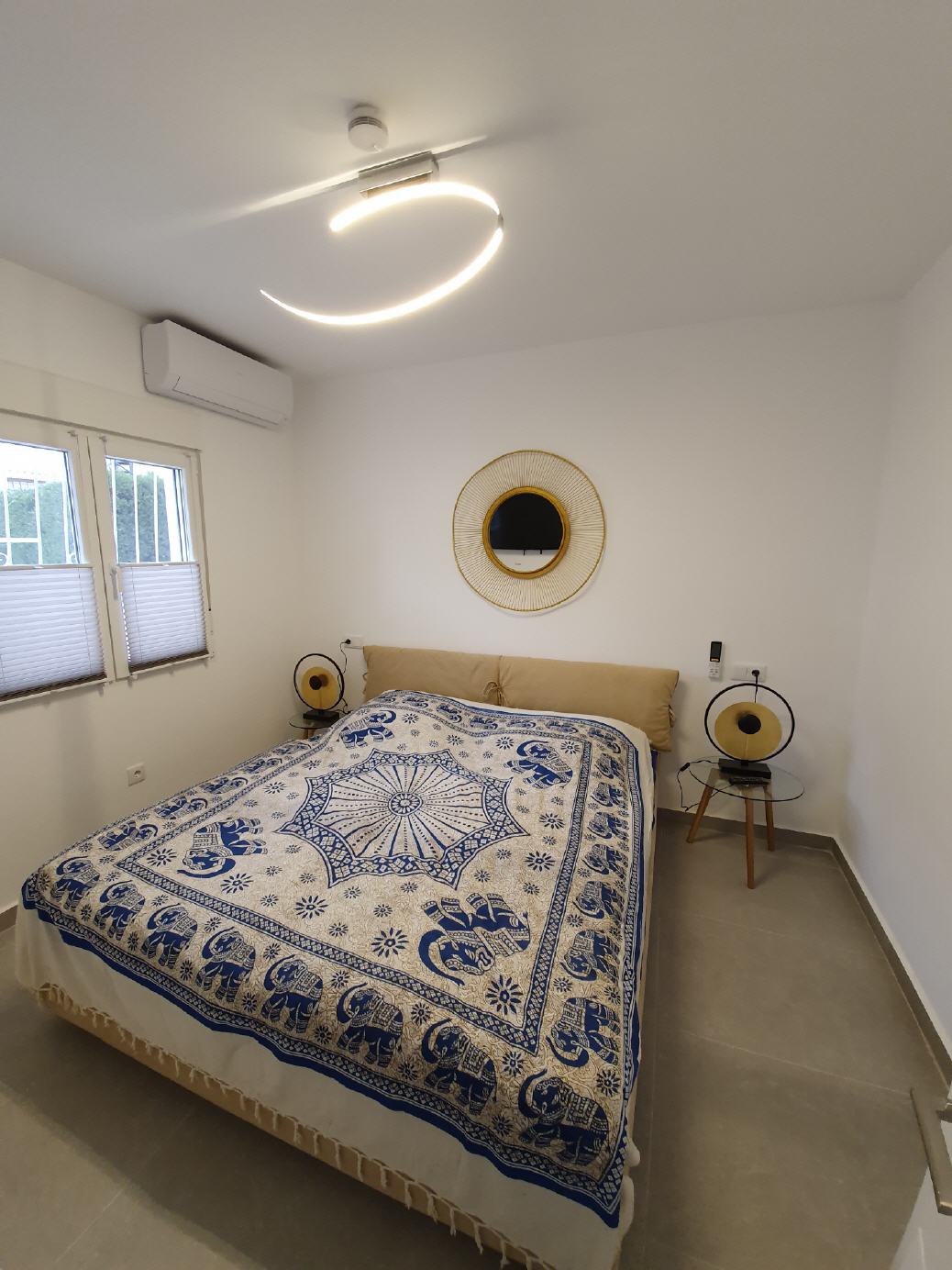 Hauptschlafzimmer mit Bett (1,8 x 2,0 m)