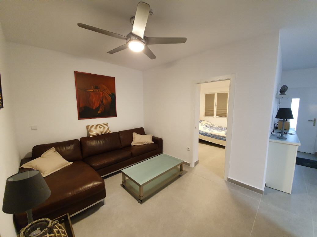 Wohnzimmer mit Ledersofa.