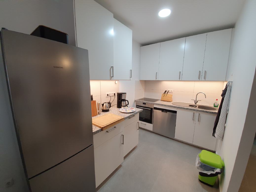 Einbauk&uuml;che mit Herd, Backofen, Geschirrsp&uuml;ler ...