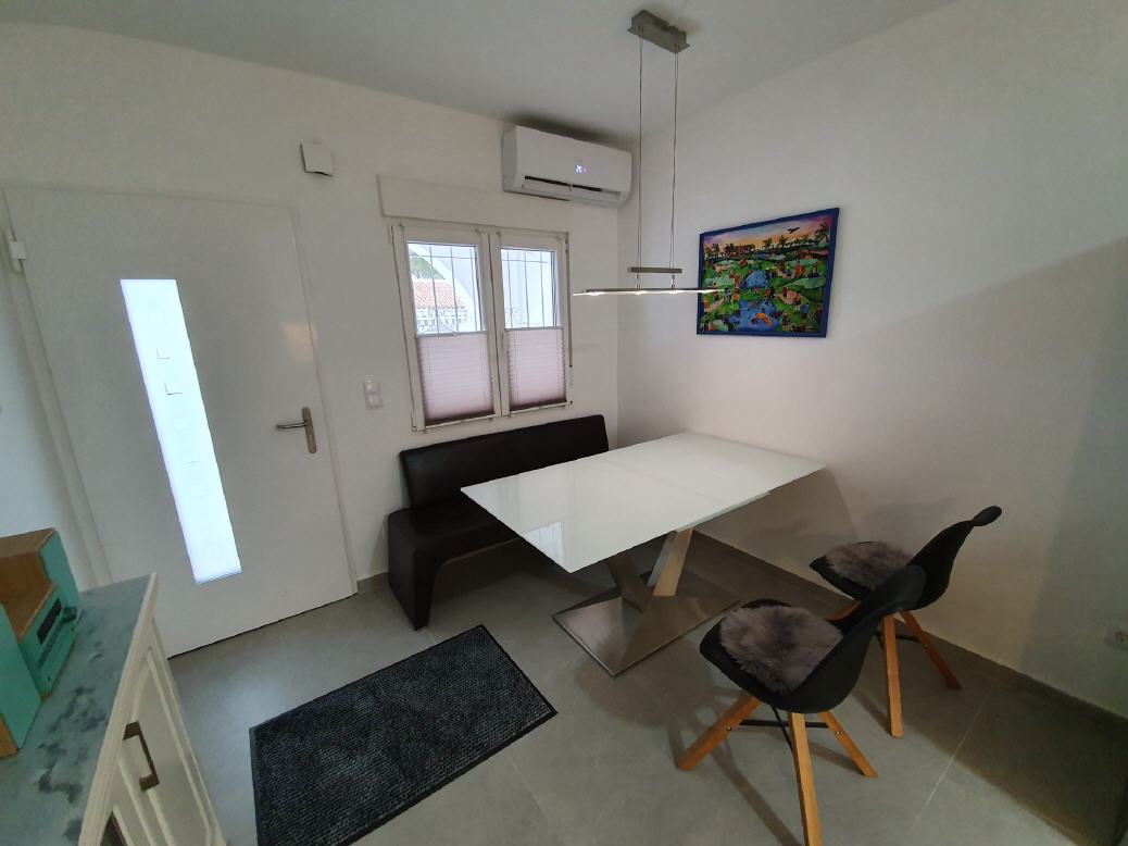 Esstisch mit Lederbank und St&uuml;hlen.