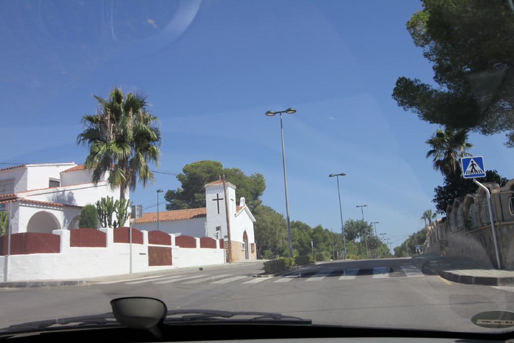 Stra&szlig;e hinter der Kirche links abbiegen