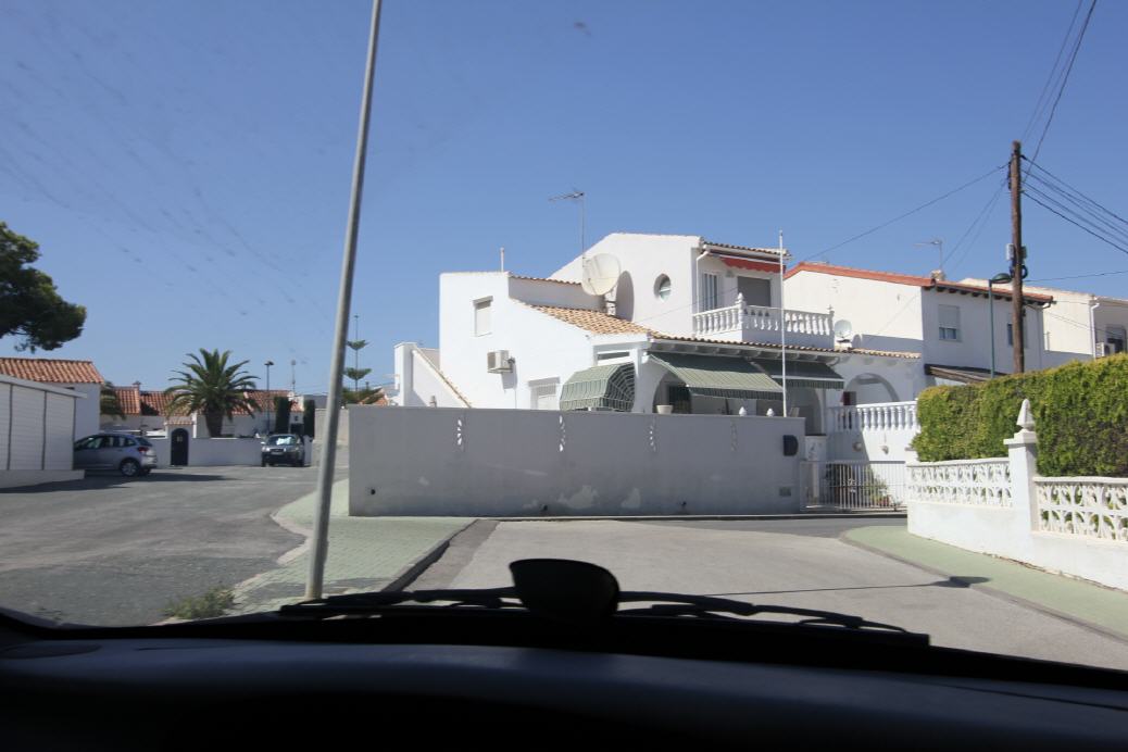 Fahrzeug auf dem Parkplatz links abstellen